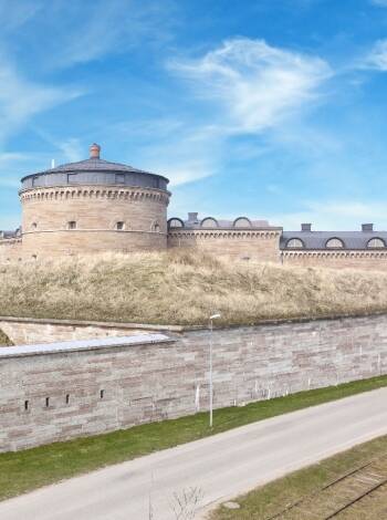 Gör en dagstur till Karlsborg och upplev stadens spännande historia Karlsborgs och dess mäktiga fästning.