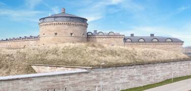 Dra på utflukt til Karlsborg og opplev byens spennende historie og den store festningen.