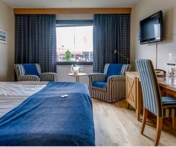 Nyd hotellets hyggelige atmosfære med lyse og indbydende værelser samt fællesområder.
