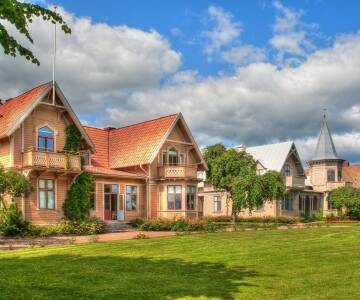 Kliv in i sagolik charm bland Hjos vackert bevarade historiska trähus.