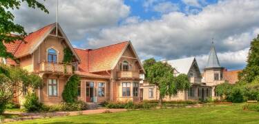 Tauchen Sie ein in den märchenhaften Charme der wunderschön erhaltenen historischen Holzhäuser von Hjo.