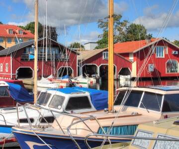 Erleben Sie das lebendige Hafenleben mit Booten, Blick aufs Wasser und echtem Küstengefühl.