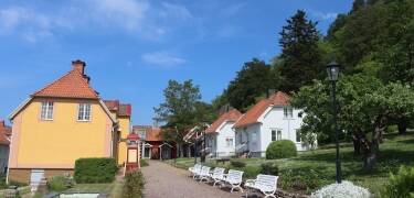 Gränna er indbegrebet af svensk idyl med smukke træhuse og brostensbelagte gader. Se hvordan Polkagris-slikket laves!