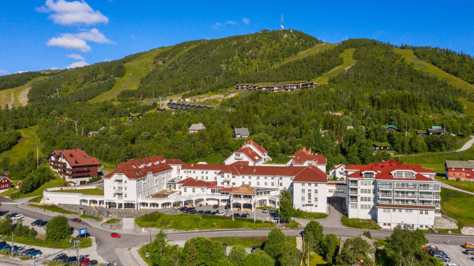 Smukt placeret på toppen af Hallingdal, i Geilo, ligger det imponerende Dr. Holms hotel.