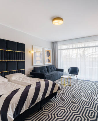 Buchen Sie ein stilvolles Zimmer im Solny Resort oder Hotel Solny mit hochwertigen Annehmlichkeiten.