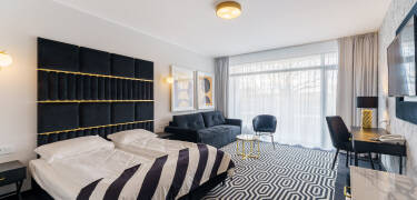 Buchen Sie ein stilvolles Zimmer im Solny Resort oder Hotel Solny mit hochwertigen Annehmlichkeiten.