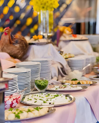 Starten Sie den Tag mit einem reichhaltigen Buffet und entdecken Sie lokale und internationale Köstlichkeiten.