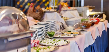Starten Sie den Tag mit einem reichhaltigen Buffet und entdecken Sie lokale und internationale Köstlichkeiten.