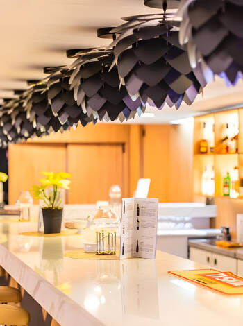 Sippa på cocktails eller en lokal öl i hotellets stilfulla bar.