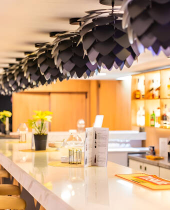 Genießen Sie Cocktails oder ein regionales Getränk an der stilvollen Hotelbar.