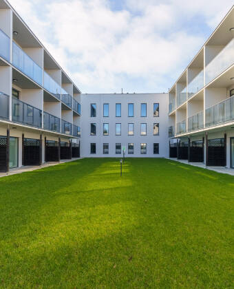 Hotel Solny har en moderne fasade, og det nyåpnede Solny Resort ligger rett ved siden av.