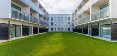 Das Hotel Solny verfügt über eine moderne Fassade, das neu eröffnete Solny Resort liegt direkt nebenan.