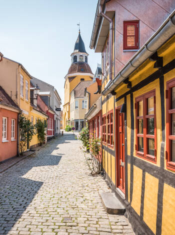 Faaborg (cirka 30 km bort) lockar besökare med sin småstadskänsla och kullerstensgator.