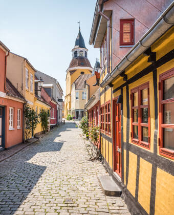 Faaborg (ca. 30 km unna) lokker besøkende med småby-preg og brosteinsgater.