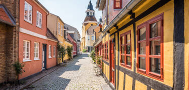 Faaborg (cirka 30 km bort) lockar besökare med sin småstadskänsla och kullerstensgator.