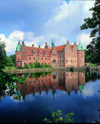 Tilbring en dag på Egeskov Slot, en af Fyns mest spændende attraktioner!
