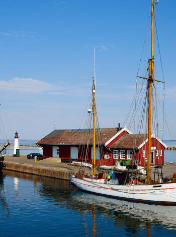 Den vackra staden Assens ligger precis i närheten av Gl. Avernæs. Det har en riktigt charmig historisk känsla, och det är perfekta platsen för en avkopplande promenad.