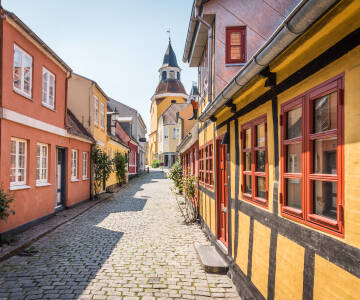 Faaborg (ca. 30 km væk) lokker besøgende med sin lille bystemning og brostensbelagte gader.