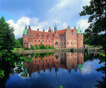 Tilbring en dag på Egeskov Slot, en af Fyns mest spændende attraktioner!