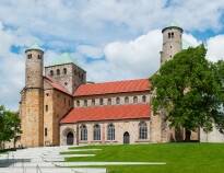St. Michaeliskyrkan och domkyrkan St. Mariä Himmelfahrt i Hildesheim är exempel på tidig romansk byggnadskonst. 