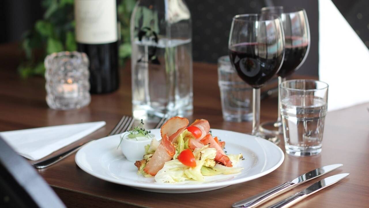 Kveldene kan tilbringes med en godt tilberedt middag på hotellets restaurant.
