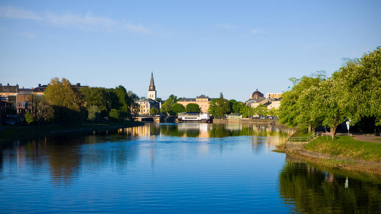 Karlstad byder på en malerisk beliggenhed, hvor Klarälven møder Vänern søen.