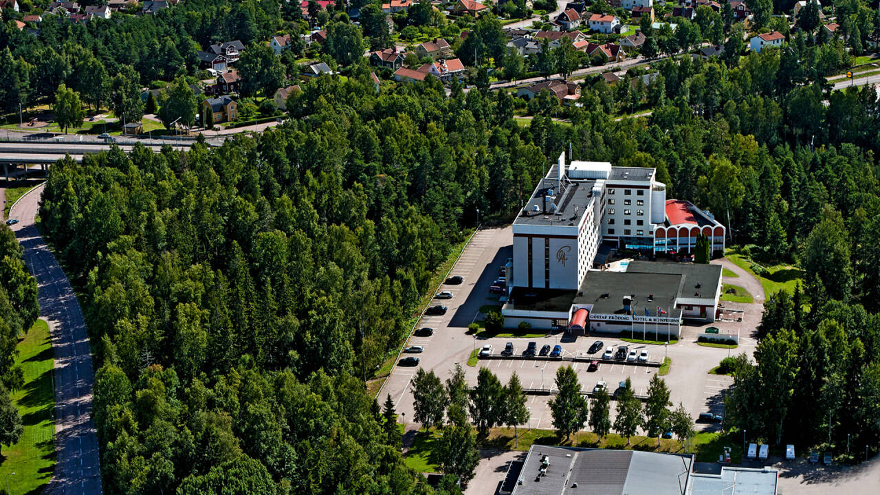 Hotellets beliggenhet ved skogen skaper et rolig utgangspunkt, med romslige rom og en barne- og dyrevennlig atmosfære.
