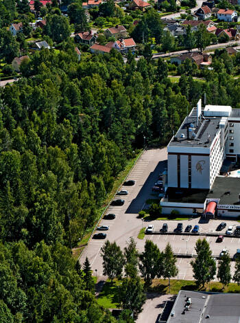 Hotellets läge vid skogen skapar en lugn bas med rymliga rum och en barn- och husdjursvänlig atmosfär.