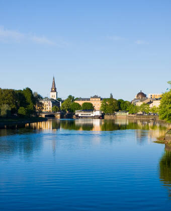 Karlstad byder på en malerisk beliggenhed, hvor Klarälven møder Vänern søen.