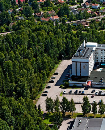 Hotellets läge vid skogen skapar en lugn bas med rymliga rum och en barn- och husdjursvänlig atmosfär.