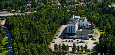 Hotellets beliggenhet ved skogen skaper et rolig utgangspunkt, med romslige rom og en barne- og dyrevennlig atmosfære.