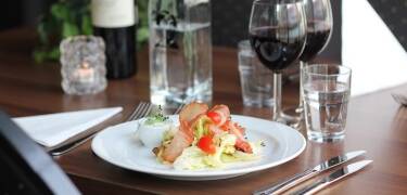 Kveldene kan tilbringes med en godt tilberedt middag på hotellets restaurant.
