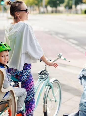 Ge dig ut på två hjul – att cykla längs Klarälvsbanan eller Inlandsbanan är enkelt och roligt, även med barn.