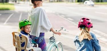 Ge dig ut på två hjul – att cykla längs Klarälvsbanan eller Inlandsbanan är enkelt och roligt, även med barn.