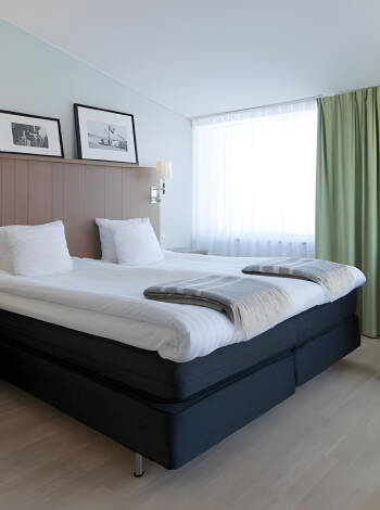 Das Hotel hat modern eingerichtete Zimmer. Die Materialauswahl lässt an Treibholz, sonnengebleichte Eiche und grauen Granit denken.