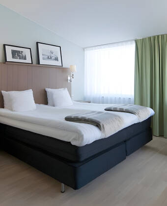 Das Hotel hat modern eingerichtete Zimmer. Die Materialauswahl lässt an Treibholz, sonnengebleichte Eiche und grauen Granit denken.