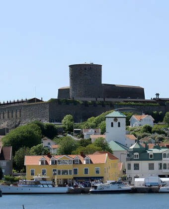 På toppen av Marstrandsön ligger byens største severdighet, Carstens festning med aner fra 1600-tallet.