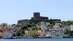 Högst upp på Marstrandsön ligger Marstrands största sevärdhet, Carlstens fästning, som har anor från 1658.