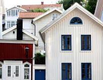 Hotellet ligger centralt i Marstrand omgivet av pittoreska hus och med en badplats på gångavstånd.
