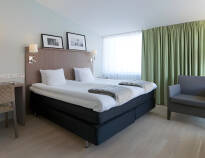 Hotellet har moderne indrettede værelser med materialevalg, der skal afspejle hotellets beliggenhed ved havet.