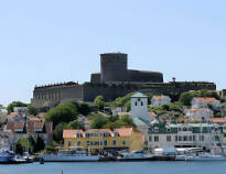 Øverst på Marstrandsön ligger Marstrands største attraktion, Carlstens fæstning, der stammer fra 1658.