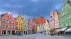 Nyd en slentretur igennem den gamle bydel i München, hvor de små butikker ligger i fine og farverige bygninger.