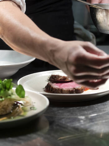 Nyt en middag eller lunsj i hotellets gjestgiveri.