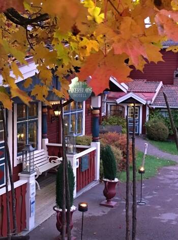 Åkerblads Hotell är ett familjeägt hotell i en traditionell gård från 1400-talet.