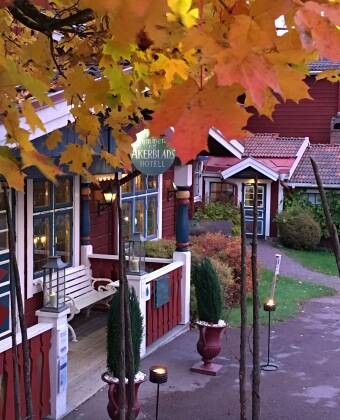 Åkerblads Hotell är ett familjeägt hotell i en traditionell gård från 1400-talet.