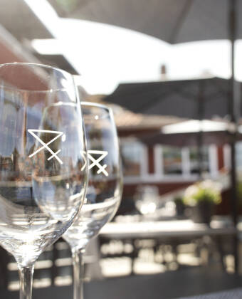 Genießen Sie Drinks und entspannte Momente auf der sonnigen Terrasse.