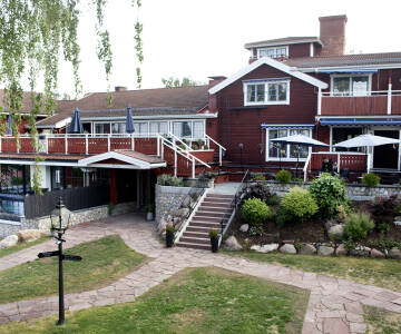 Åkerblads Hotell är ett familjeägt hotell i en traditionell gård från 1400-talet.