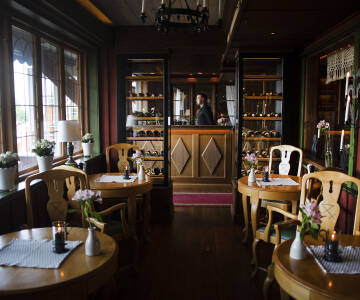 Njut av en middag eller lunch i hotellets Gästgiveri.