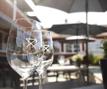 Genießen Sie Drinks und entspannte Momente auf der sonnigen Terrasse.