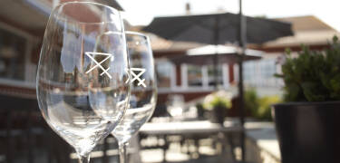 Genießen Sie Drinks und entspannte Momente auf der sonnigen Terrasse.